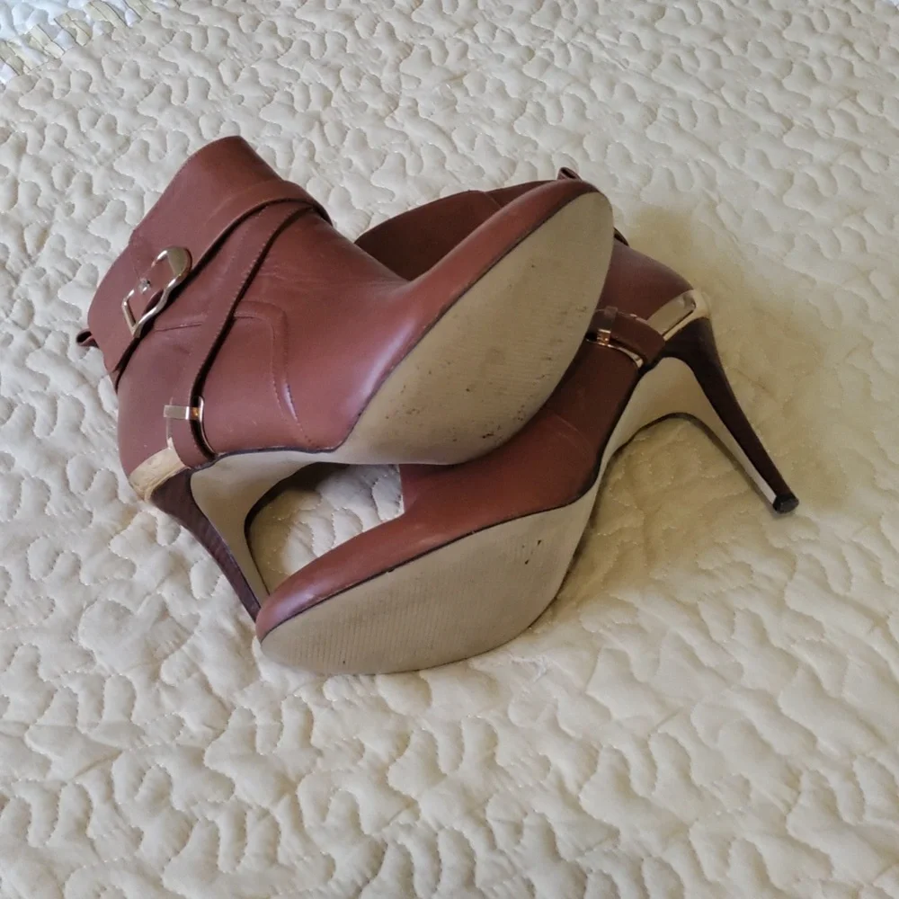 Marc Fisher brown ankle boots. - Picture 4 of 5